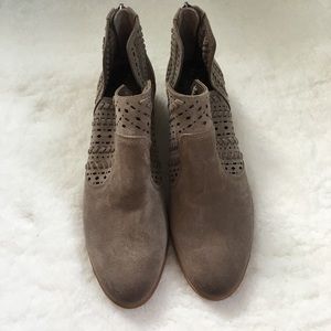 Vince Camuto Shoes - Vince Camuto || Prasata Cut Out Ankle Bootie Vince Camuto Shoes - Vince Camuto || Prasata Cut Out Ankle Bootie